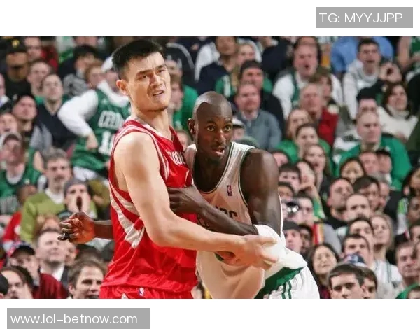 姚明与加内特亲密合影展现篮球巨星友谊与传奇时刻