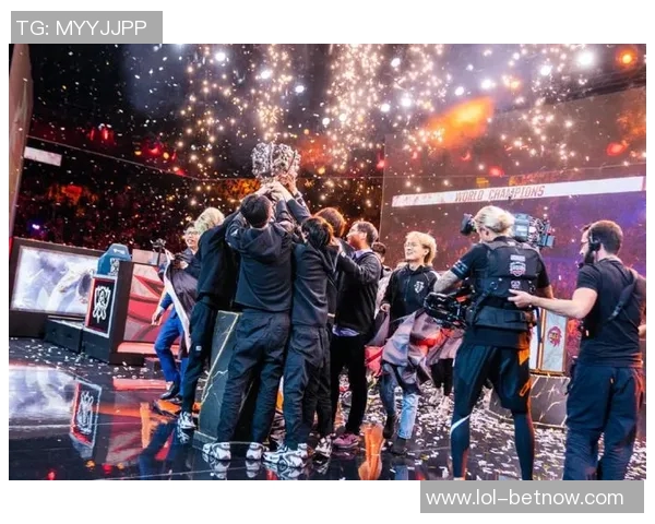 国王杯激战巴萨险胜曼联红牌争议引发全场热议与转会传闻