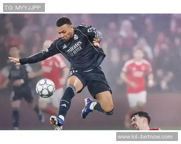 英超经典对决曼联逆袭皇马上演历史冷门引爆全场激情