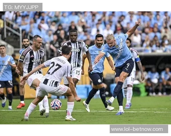 世界杯激战尤文图斯与里昂鏖战成平局绝杀瞬间引发全场热烈反响
