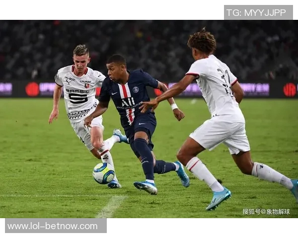 西甲赛场惊现历史冷门巴黎圣日耳曼狂胜尤文图斯5-0引发全场沸腾