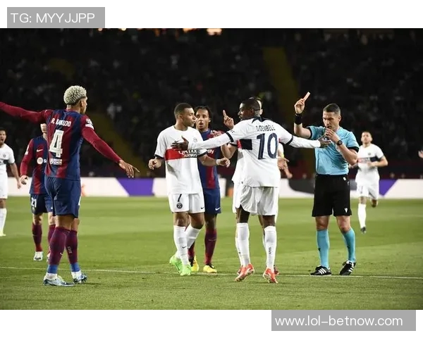 世界杯激战巴黎圣日耳曼与巴萨平局红牌事件引发全场热议与争议